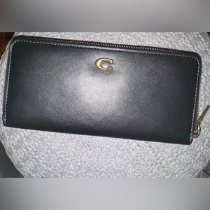 COACH
Calf Leather Slim Accordion Zip Wallet